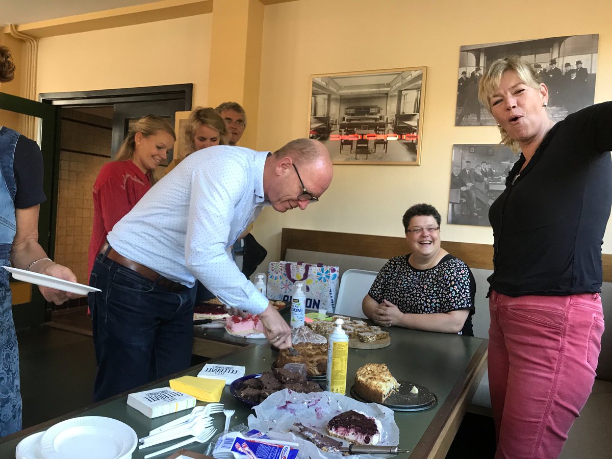 HanzeVerpleeg's tweet photo. Actie voor stichting leergeld bij #Hanzehogeschool academie voor Verpleegkunde heerlijke zelfgebakken taart en cake https://t.co/SnoGuuzAdX