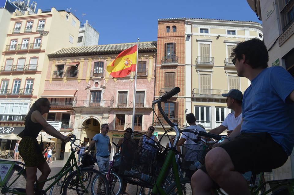 We celebrate #DiadelaHispanidad on a bike! 🚴‍♀️🇪🇸

Join us! Hear about Spanish traditions and discover hidden gems in Malaga by bike!