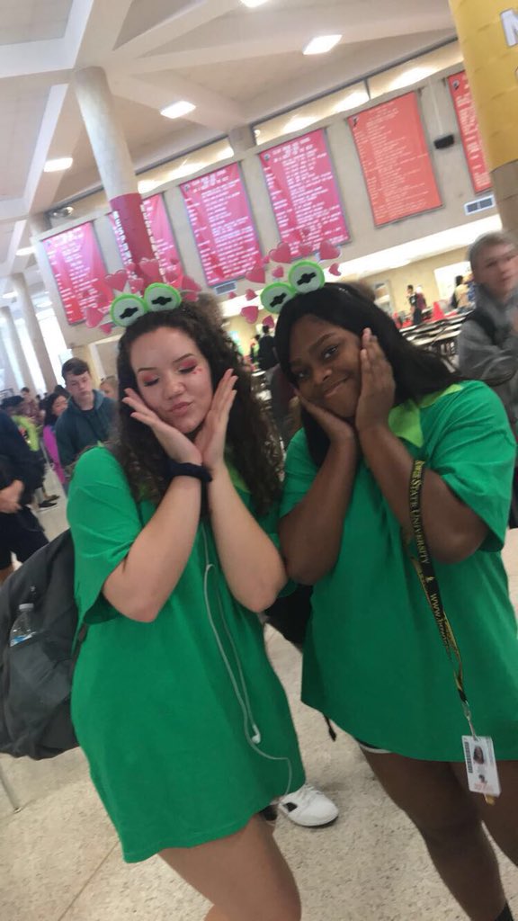 alyssasolomon1's tweet photo. Day 1: meme Monday https://t.co/DWaMwgnwur