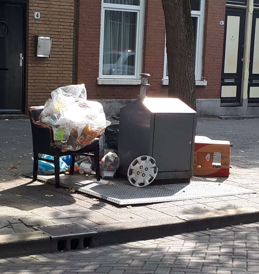 Naastplaatsing van afval is een terugkerend thema bij <a href="/Stadsbeheer010/">Stadsbeheer010</a>. Ook in <a href="/charlois_rdam/">Charlois Rotterdam</a> informeren wij bewoners over de wijze van aanbieden. Container vol of verstopt? Maak eenvoudig een melding via rotterdam.nl/meldingen. In een schone straat woon je lekkerder! 🗑♻️👍