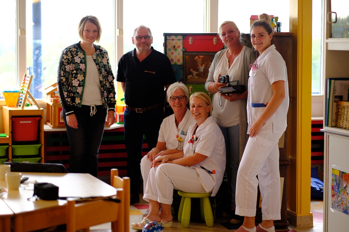 Konijnenberg's tweet photo. Fotografie is een emotie, zeker voor gebeurtenissen met een impact. We schonken daarom fotoapparatuur aan de kinderafdeling van het Röpke-Zweers Ziekenhuis in Hardenberg. Het leven verdient het om vastgelegd te worden! 📸 https://t.co/f3lBo17ydi https://t.co/SKYaKUDiBc