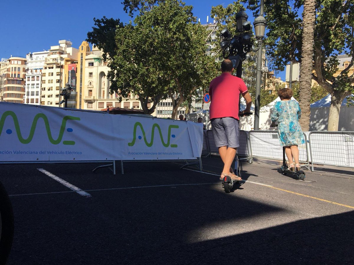 CMup2city's tweet photo. Nuestro gerente de #Up2City con el Concejal de Movilidad de #Valencia @giuseppegrezzi en la Feria de la Movilidad Sostenible https://t.co/s7IAKaMpIf