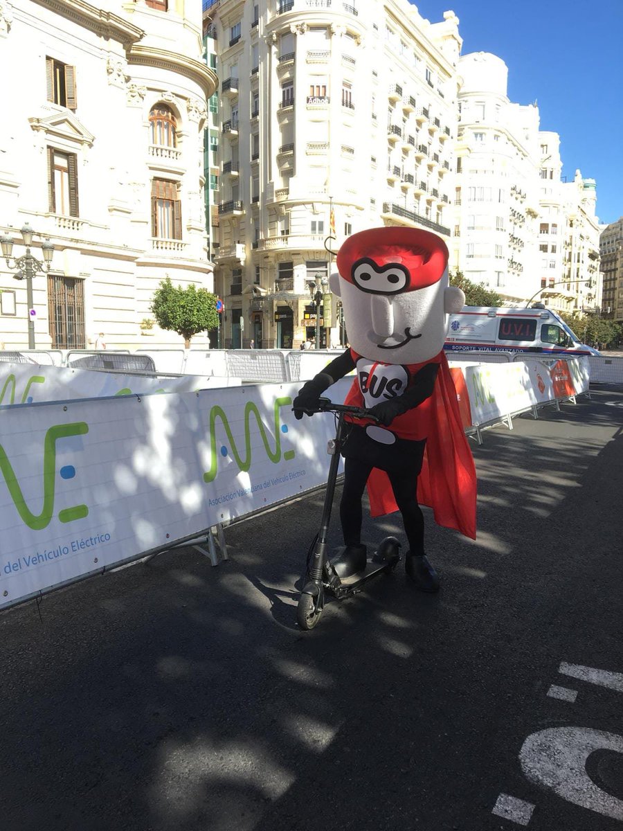 CMup2city's tweet photo. Nuestro gerente de #Up2City con el Concejal de Movilidad de #Valencia @giuseppegrezzi en la Feria de la Movilidad Sostenible https://t.co/s7IAKaMpIf