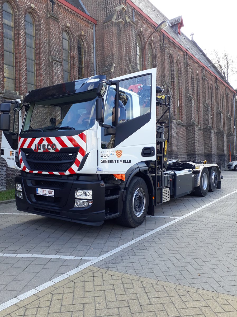 Deze namiddag werden de tweede laadpaal aan het Sint-Franciscusinstituut en de CNG-vrachtwagen officieel ingehuldigd. Op naar duurzaam transport in Melle! #duurzaamheid #Eandis #Melle