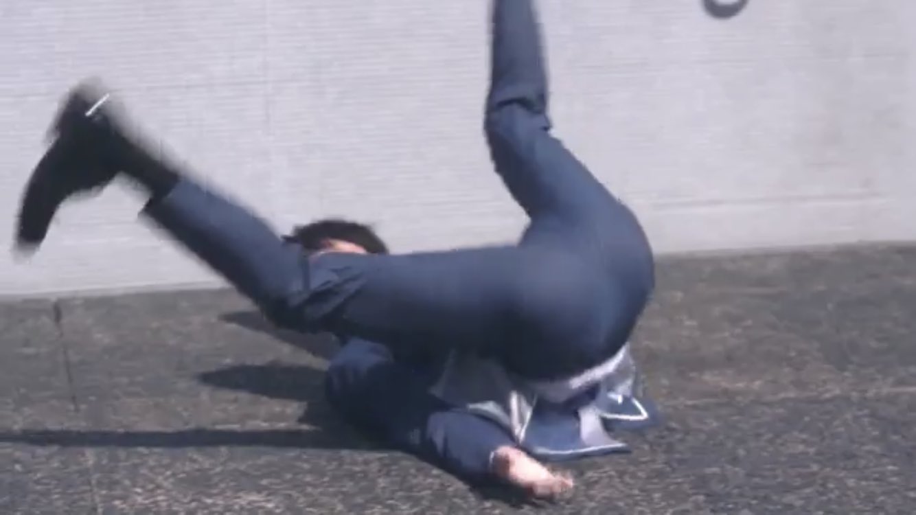 マヒルマヨナカ 派手に転ぶ春田のお尻に下着のラインが出ていないところ そのへんも気を使ってるのかなーと ちなみに16年版ではライン出ちゃってるんですよ 奥さん 細かすぎて伝わらないおっさんずラブの好きなところ選手権 T Co