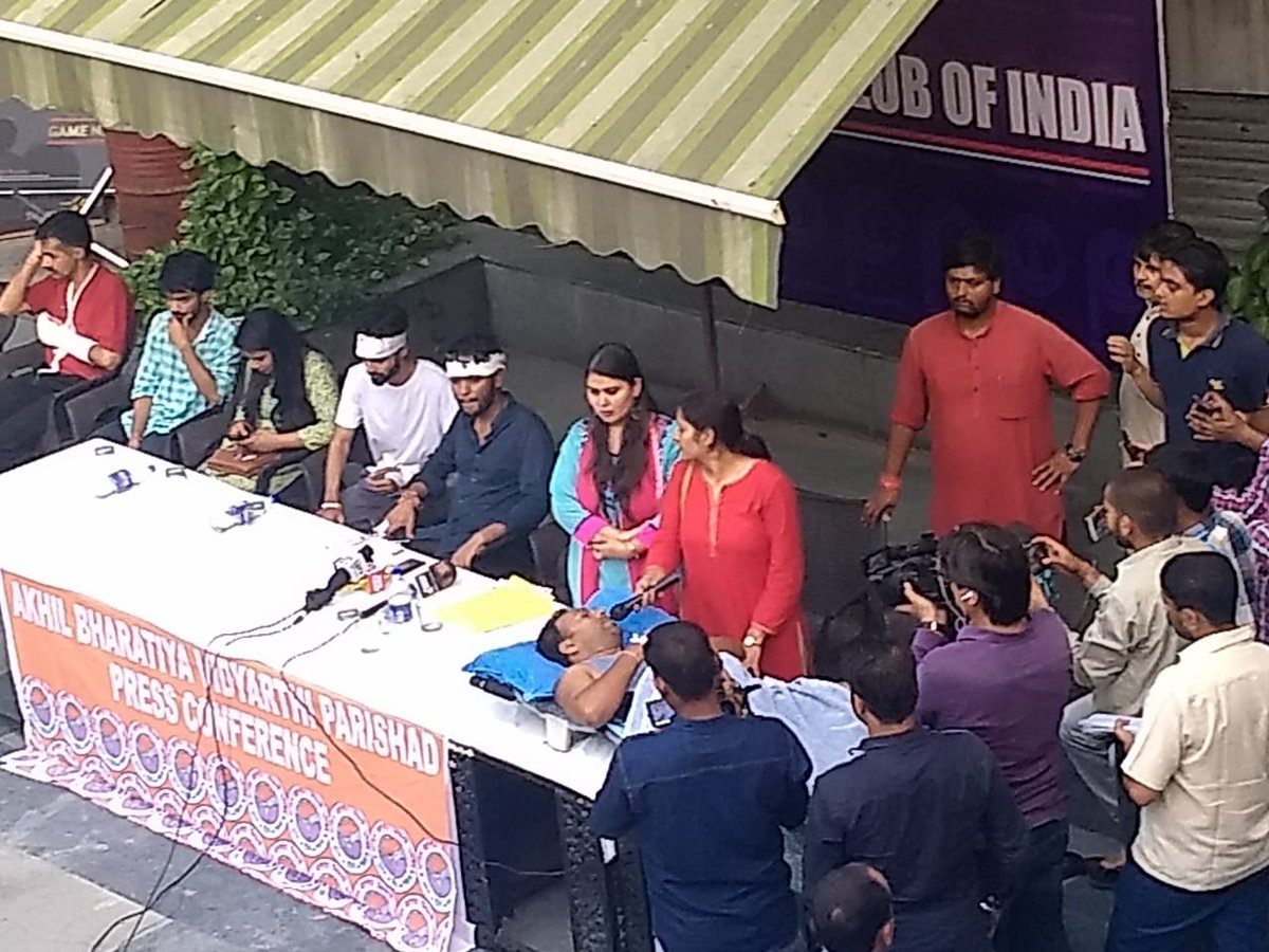 supercayt's tweet photo. Khud maarkar khud hi laet gaye. Badi nainsaafi hai.

Nautanki mein sabse aage!!!

Fiction pasand #ABVP 

All Bakwaas Venomous People

#JNUFightsBack #JNUagainstABVPviolence #JNUmarches4Peace https://t.co/kEPeP5fqjH