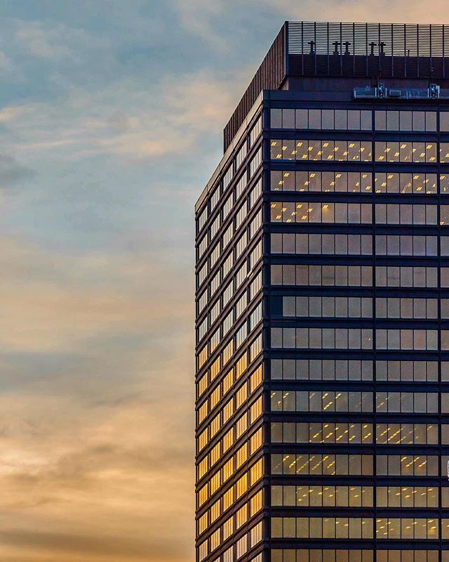 Stelco Tower in the evening sun 
#hamont #hamilton #stelcotower #skyscraper #building #glasswindows #sunset #goldenhour #reflection #officebuilding #instaphoto #photograghy #followme #hamiltonphotographer #gtaphotographer #sonyalpha #a65 #SonyAlphasClub … ift.tt/2xuGq5T