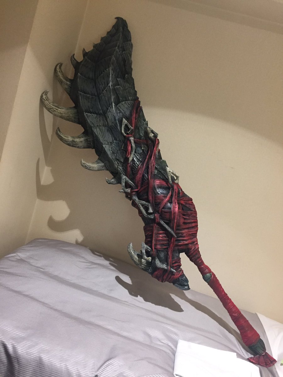 あやめ Ko Ri Twitter પર 大剣のリペイントと一部補修していただいたのを受け取りに 灬ºwº灬 ゲームショウのステージで大迫力の大剣お披露目楽しみ 写真はリペイント 補修前 大剣 モンストロの憤怒 制作 店長さん Toon Mart Mhw Mhworld Cosplay