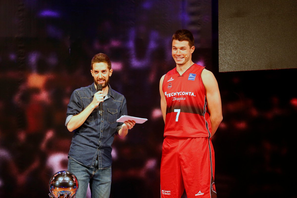 CasademontZGZ's tweet photo. Esa carita de "jíbiri, jíbiri"... ¿Pero qué está pachando, David? 😏

#LigaEndesa #SienteZaragoza🦁 #AúpaT https://t.co/zktOOqknFM