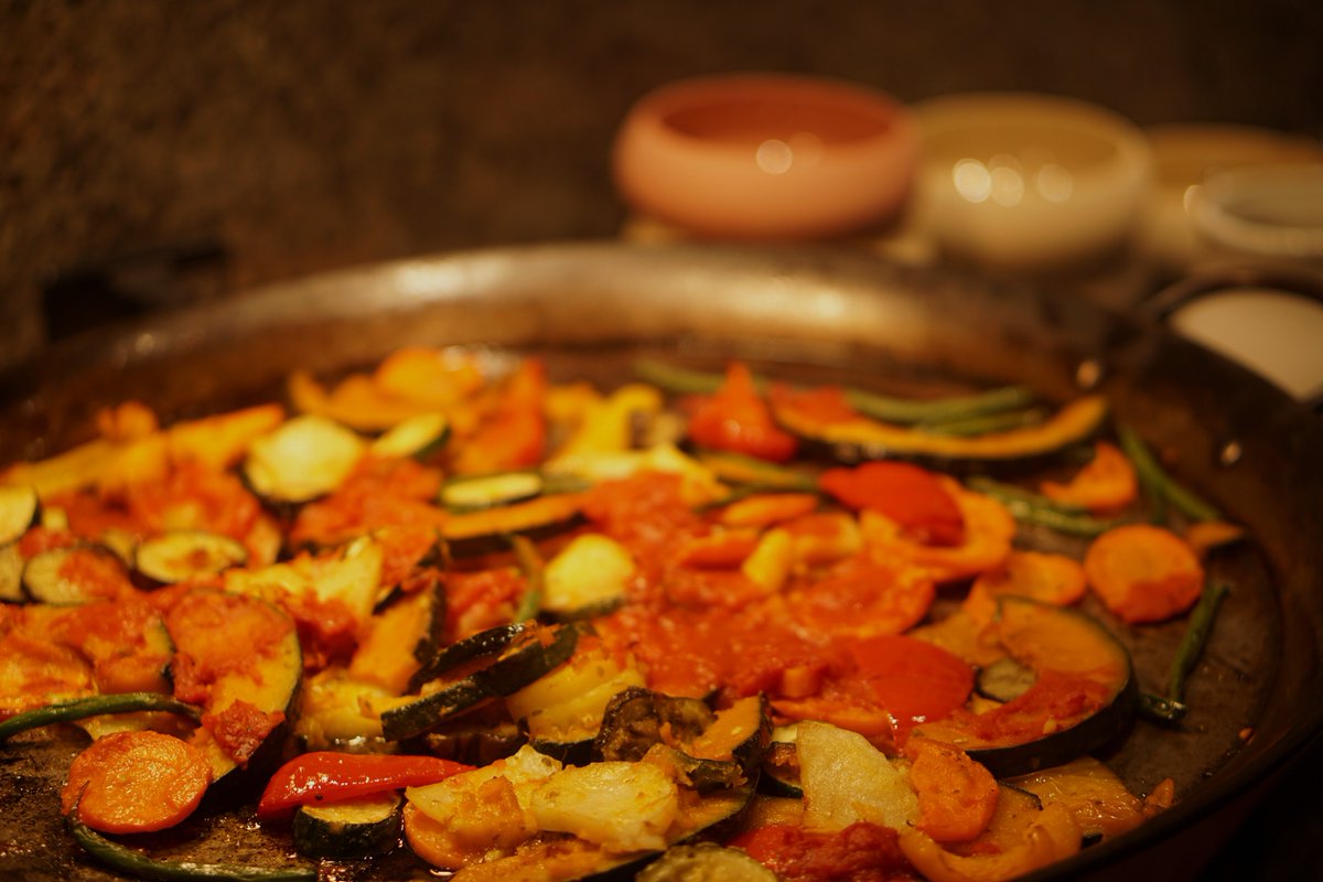 Elizubiria's tweet image. Hoy no me he podido resistir al bufet de comida mediterránea en #Osaka. ¿Cuál de estos platos de apetece más?#cafeinthepark #mediterraneanflavours