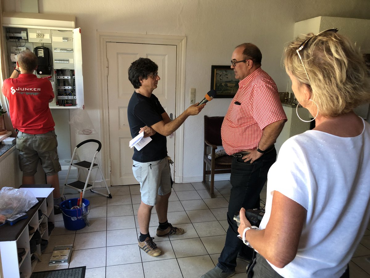 T_Gross_AVA's tweet photo. Heute wurden unsere Techniker von einem Team des @NDRnds beim Einbau eines weiteren Smart Meters mit Steuerbox begleitet. Toll, dass wir so engagierte Kunden in unserem Netzgebiet haben! @AvaconAG @InterFlex_H2020 #smartgrid #energyfuture #smartgridhub https://t.co/szyVuaFi8V
