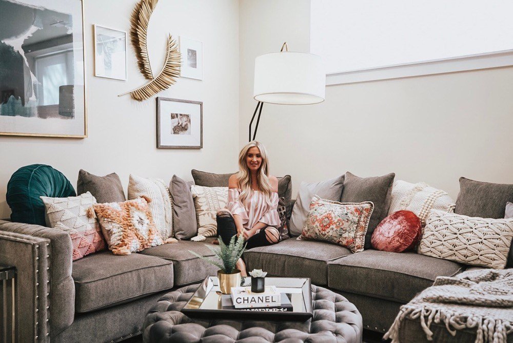 Hanging at Home | Family Room Style With The Room Place hertastylife.com/hanging-home-f…