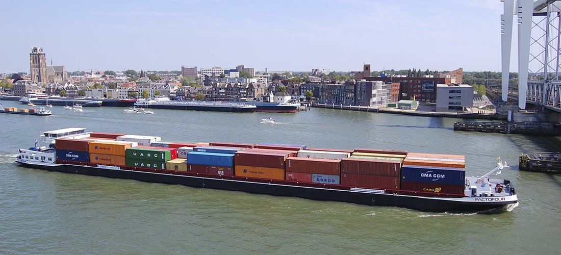 Sta jij straks ook in de file ? Wist je dat…één binnenvaartschip de lading van wel 40 tot 60 vrachtwagens kan vervoeren? ‘Smart Shipping in Zuid-Holland’ zoekt oplossingen; stem op ons www2.computable.nl/computableawar… #fileleed <a href="/schuttevaer/">Schuttevaer.nl</a> @BVK_binnenvaart <a href="/CBRBtweets/">CBRB</a> <a href="/ShippingFactory/">Shipping Factory</a>