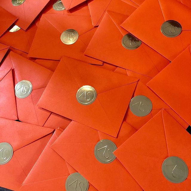 AprilSoderstrom's tweet image. Packing up some exciting gifts for all the guests attending the fall Sip &amp;amp; Shop event @towneboston this Thursday! .
.
.
#giftbag #sipandshop #boston #fall #orange #gold #trunkshow #jewelry #sale ift.tt/2xmjy9l