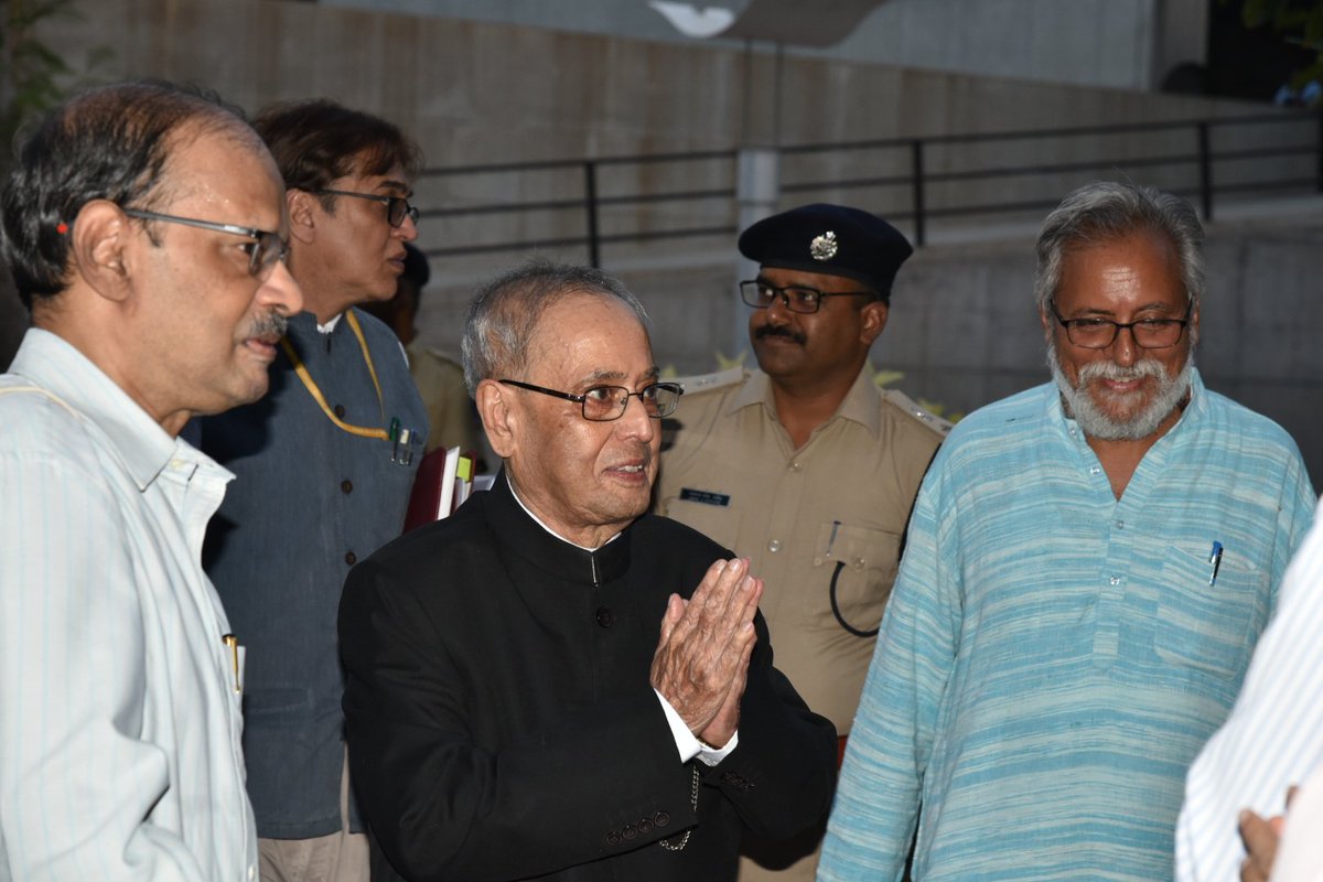 IIMAhmedabad's tweet photo. A noteworthy moment for #IIMA students as the former President Hon'ble Shri Pranab Mukherjee conducts his first lecture as guest faculty for the course on "Public Policy for Inclusive Development of India". The course is offered under the aegis of the JSW School of Public Policy. https://t.co/0eAegHPq4I