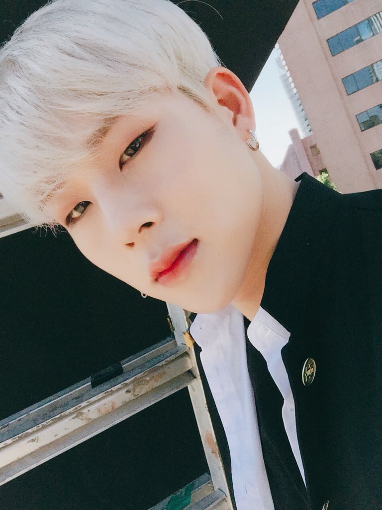 OfficialMONSTAX's tweet photo. [#MONSTA_X] 
'#몬스타엑스'와의 
달콤한 #홀리데이 시즌7 ❤ 
#몬스타엑스시선 #마지막 
#셀카버전  📷 📸 

더 많은 사진은 
0926 '#몬베베생일'날 만나요😘

#MONSTAX #HYUNGWON
#JOOHEON #IM
#MX_HOLIDAY7 #MX홀리데이7 https://t.co/MFHjNKZZTr