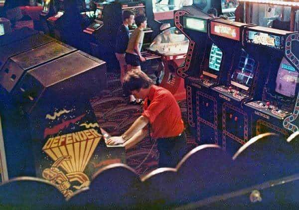 ArcadeHry's tweet photo. A máme tu další historické okénko které Vám přináší fotku z nejmenované americké herny z 80 let. To je ale nostalgie, co? Tu můžete zažít i u nás, třeba příští pátek 28.9. na státní svátek nebo o kterémkoliv víkendu. #arcadehry https://t.co/lRFAY15h1c