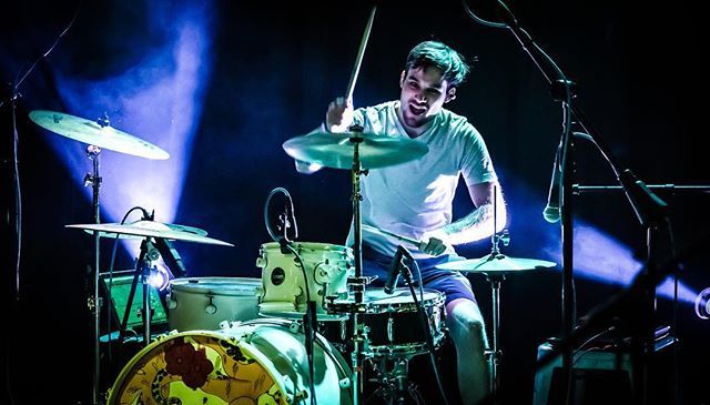 Waffles_Weekly's tweet photo. Catch this dope Dallas drummer @cameronsatherdrums hitting things this Wednesday 9/19/18 at @gasmonkeybarngrill w/ @sarahlongfield 🔥🔥🤘🤘 Catch em while you can in the midst of their tour!
.
.
.
#sarahlongfield #ontour #cameronsather #drummer #drumface… https://t.co/rAP7D3K5P5 https://t.co/2Gyn1iVrnU