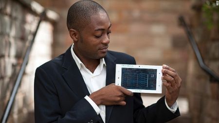 Après son Cardiopad, le Camerounais Arthur Zang lance une carte de paiement électronique, en partenariat avec l’entreprise postale agenceecofin.com/innovation/180…