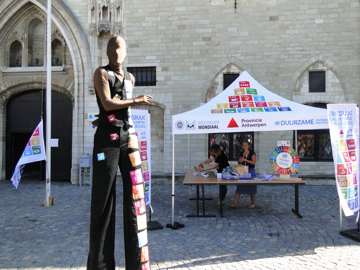 BAPitzemburg's tweet image. Vandaag start de week van de #duurzamegemeente van @vvsg. In aanwezigheid van de lokale SDG-helden werd de SDG-vlag gehesen aan het stadhuis van @StadMechelen. #SDG4 &apos;kwalitatief onderwijs&apos; werd vertegenwoordigd door @BAPitzemburg @GO_onderwijs! #samenlerensamenleven