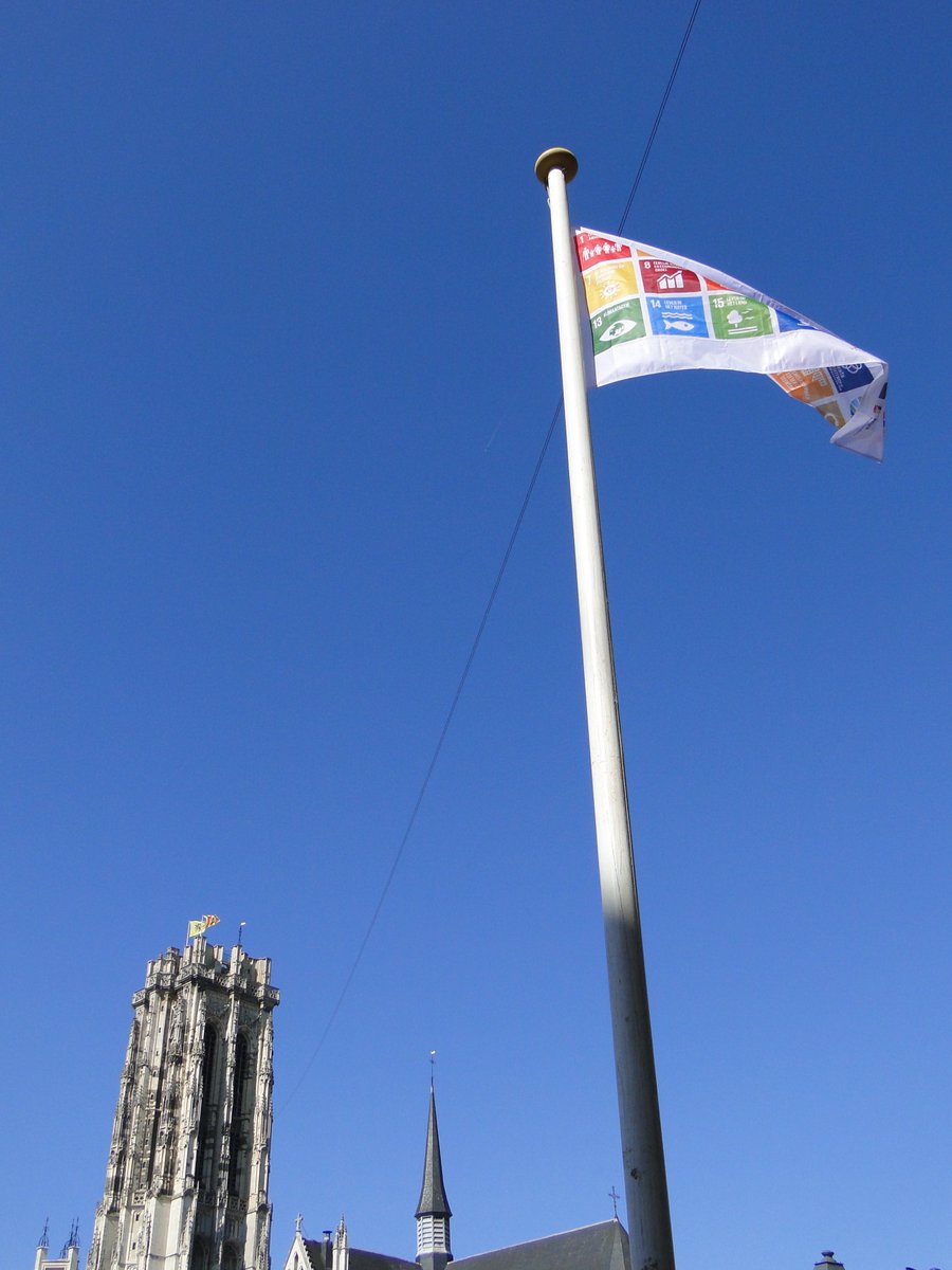 BAPitzemburg's tweet image. Vandaag start de week van de #duurzamegemeente van @vvsg. In aanwezigheid van de lokale SDG-helden werd de SDG-vlag gehesen aan het stadhuis van @StadMechelen. #SDG4 &apos;kwalitatief onderwijs&apos; werd vertegenwoordigd door @BAPitzemburg @GO_onderwijs! #samenlerensamenleven