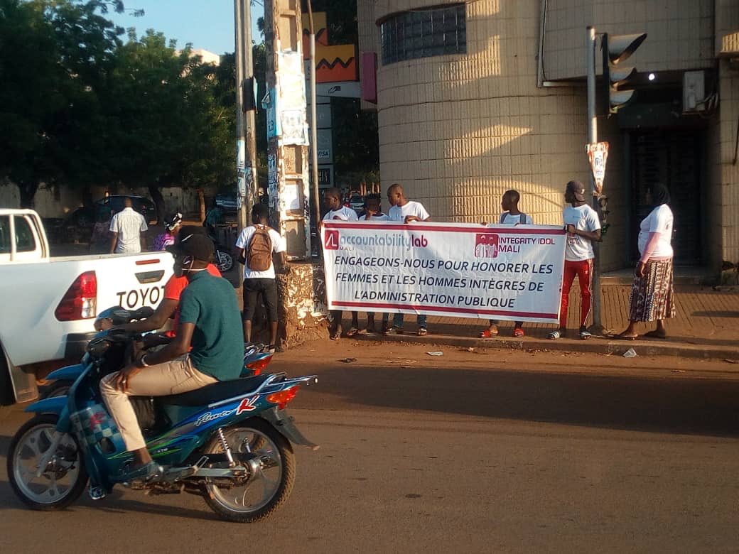 Les volontaires de #IntegrityIdol dans les rues de #Bamako pour attirer l’attention sur l’importance de l’honnêteté et de l’intégrité dans les services publics. Soutenons les fonctionnaires honnêtes et intègres de l’administration publique! #riseUP #ObamaFellows