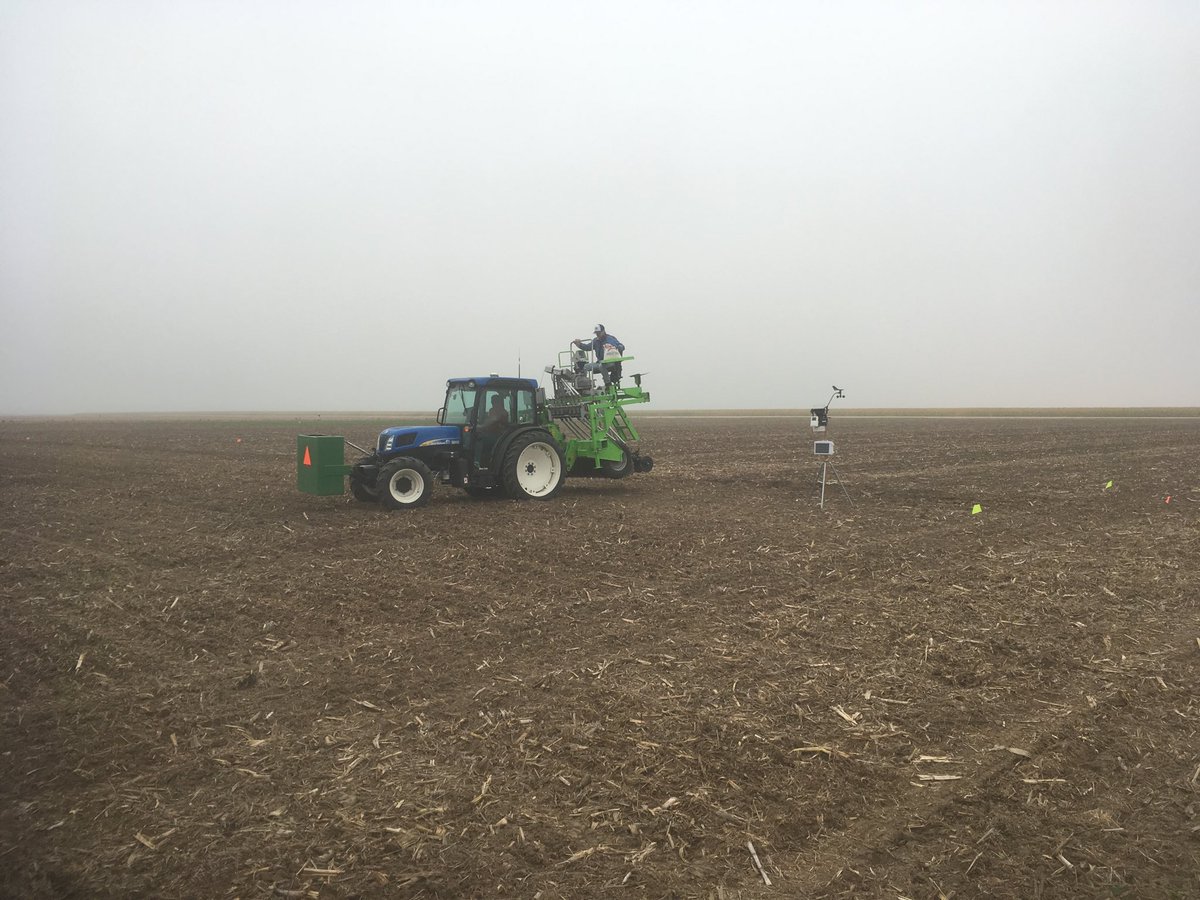 ChrisCullan1's tweet image. ⁦@marladale⁩ much cooler day than when you were harvesting. ⁦@LimagrainWheat⁩ plot going in today.