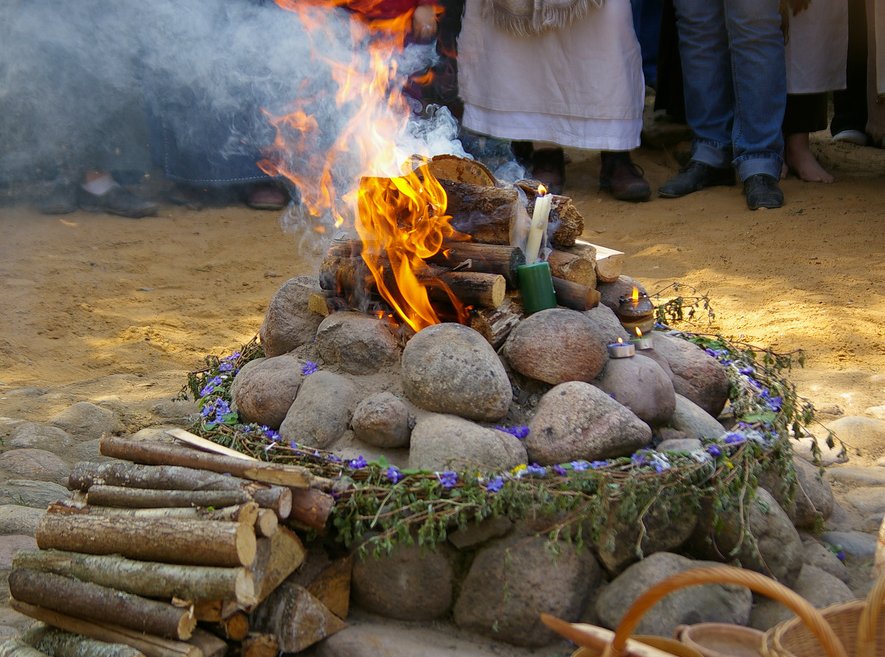 EPaganism's tweet photo. Ritual fire in Baltic traditional worship beloning to the #Romuva neo-Pagan faith. #EuropeanPaganRoots https://t.co/pluFOXuVCU