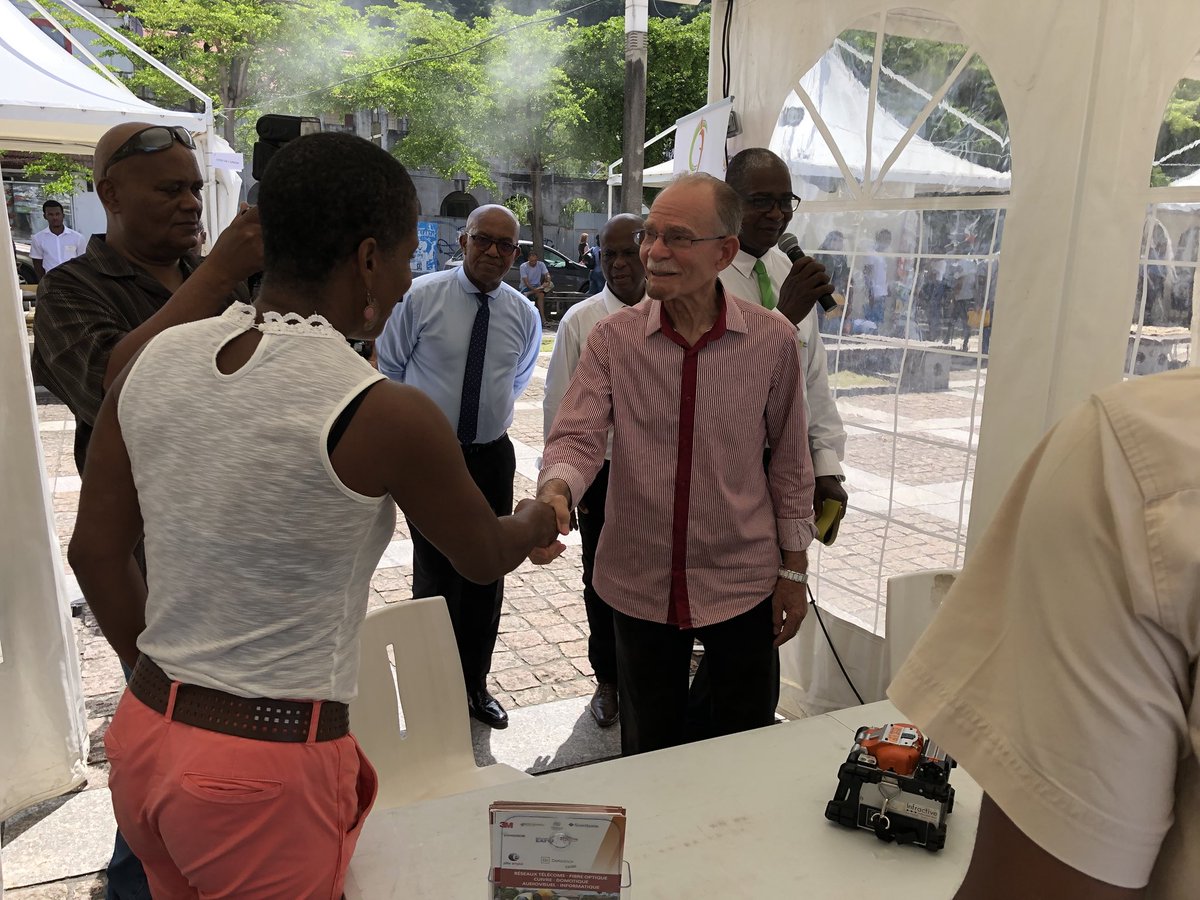 Le Président, parrain de la manifestation, salue les nombreux partenaires présents sur les stands d’information du Village Emploi-Formation de la <a href="/milnord972/">milnord martinique</a>. RDV jusqu’à 14h Place Bertin, à Saint-Pierre... #emploi #formation #recrutement #jeunesse