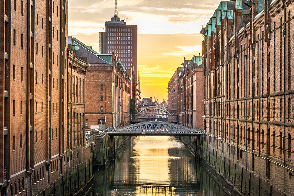FDMGroup's tweet photo. From working with our skilled consultants to organising placements with our clients across the globe, our #accountmanagers work hard to bring people and #tech together every day. Today, we meet the team in #Germany: https://t.co/Nw64lgiTsZ #FDMcareers #blog https://t.co/25E8AUfjVW