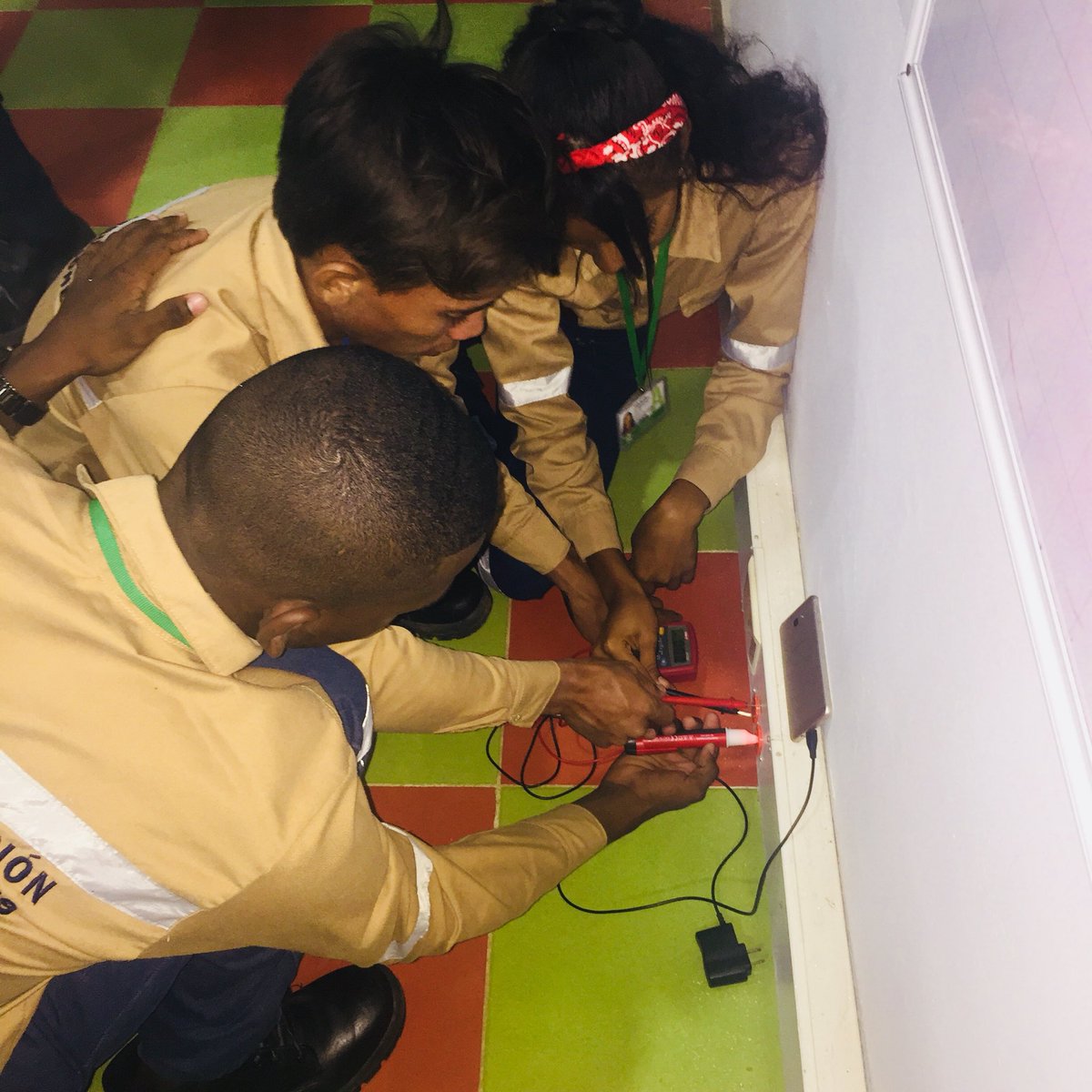 Indust1Senacfma's tweet photo. Los aprendices  del técnico en construcción de edificaciones,familiarizándose con los instrumentos eléctricos, aprendiendo a medir voltaje y corriente por medio del multimetro y detector de voltaje. @SBDIR_SENACFMA @SenaCfma https://t.co/vKUlTIbY3S