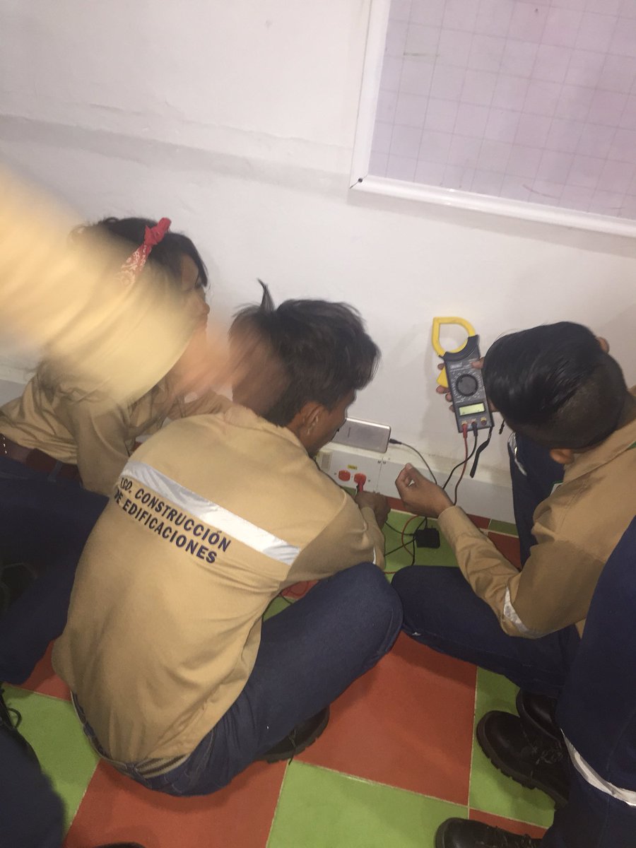Indust1Senacfma's tweet photo. Los aprendices  del técnico en construcción de edificaciones,familiarizándose con los instrumentos eléctricos, aprendiendo a medir voltaje y corriente por medio del multimetro y detector de voltaje. @SBDIR_SENACFMA @SenaCfma https://t.co/vKUlTIbY3S