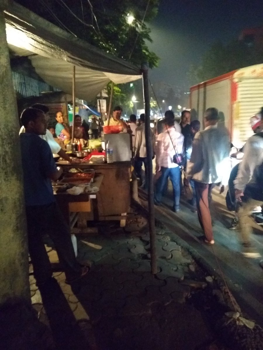mail2dexter's tweet image. Resturants of Mumbai - Now also on footpaths near BOI, Sakinaka Metro Station. Nice to see how people are managing their way via vehicles on road since years. #daily #route #Mumbai @DisasterMgmtBMC @MumbaiMirror @MumbaiPolice @RidlrMUM @smart_mumbaikar