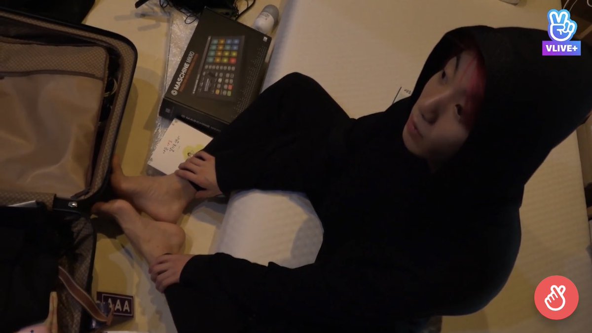 pompamrx's tweet photo. รู้เลยว่าทำไมจองกุกอ่านหนังสือเล่มนี้
“เมื่อฉันกลายเป็นผู้ใหญ่ โลกอันหนาวเย็น ความไร้สาระจะทะลักออกมา ผู้คนจะถูกดึงลงมาหากันอย่างไม่จำเป็น คนธรรมดาสุขกับการแบ่งแยกให้เท่าเทียมและการดูถูกถ้าหากพวกเค้ามีโอกาส เราอยู่ในสังคมทุนนิยม นั่นคือโลกที่เราอาศัยอยู่...(ต่อ) https://t.co/b52rjScEep