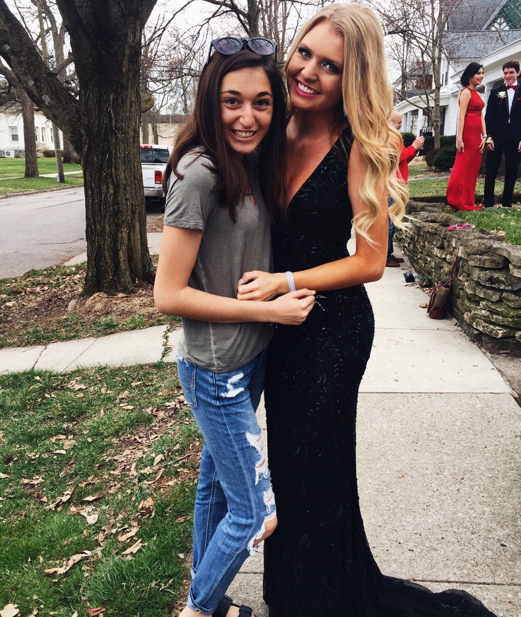 lizzyrop589's tweet photo. happy birthday beautiful bff, I hope you have the most amazing day!! I love you bunches🔅🌸💗 @danaa19_ https://t.co/cFGagCrk3E