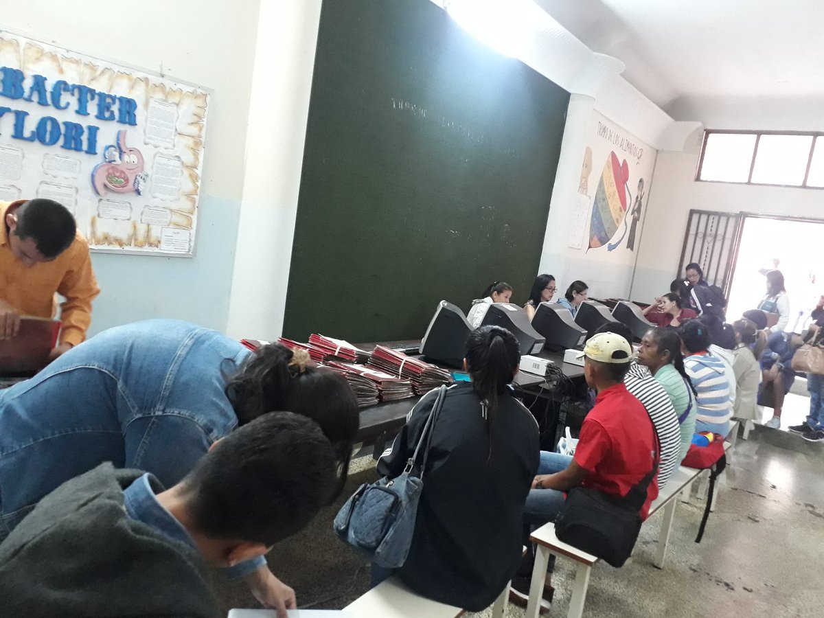 lbsimonbolivar1's tweet photo. Feliz Inicio Año Escolar 2018-2019 #ActividadesProgramadas #ContinuaProcesoInscripcion @charlychaves @MPPEDUCACION @ZonaEducTachira https://t.co/KkuKfua3Ct