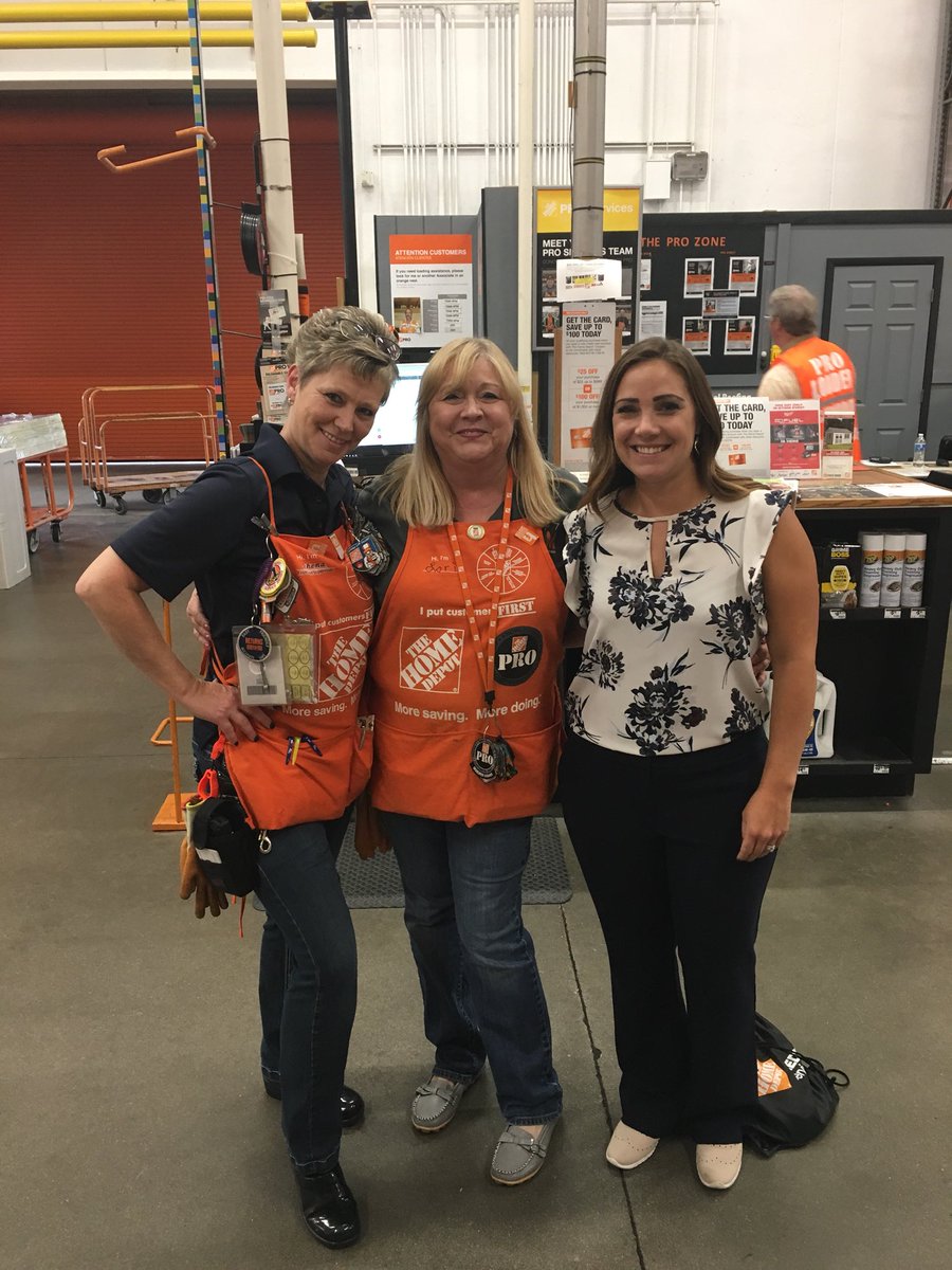 LRongere's tweet photo. Look whoโs getting a credit champion pin.... Lori at 2107 has rocked out 92 commercial accounts this year!! Thank you for all you do! #creditchamp @LISA_M_MCCARTY1 @MELANIEPAULSEN1 @StilesRhena @DSaffordRCD https://t.co/TBN7X4T0om
