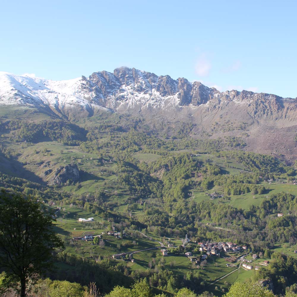 RedazioneRDE's tweet photo. Viù
Viù è una località di montagna posta a 50 km da Torino, nelle Valli di Lanzo. Ha origine antiche, di un insediamento risalente al neolitico sono state ritrovate tracce in alcune selci lavorate...
Continua a leggere qui.
https://t.co/88CtobQobQ https://t.co/I9JmwYiO9W