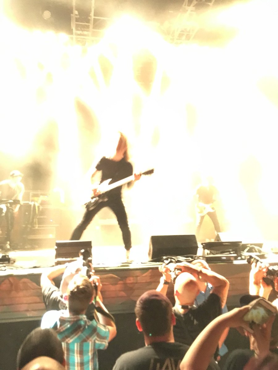 ANTIH3RO_93's tweet photo. @TDWPband some cool pics from last night in Orlando. https://t.co/bJto3wO7L0