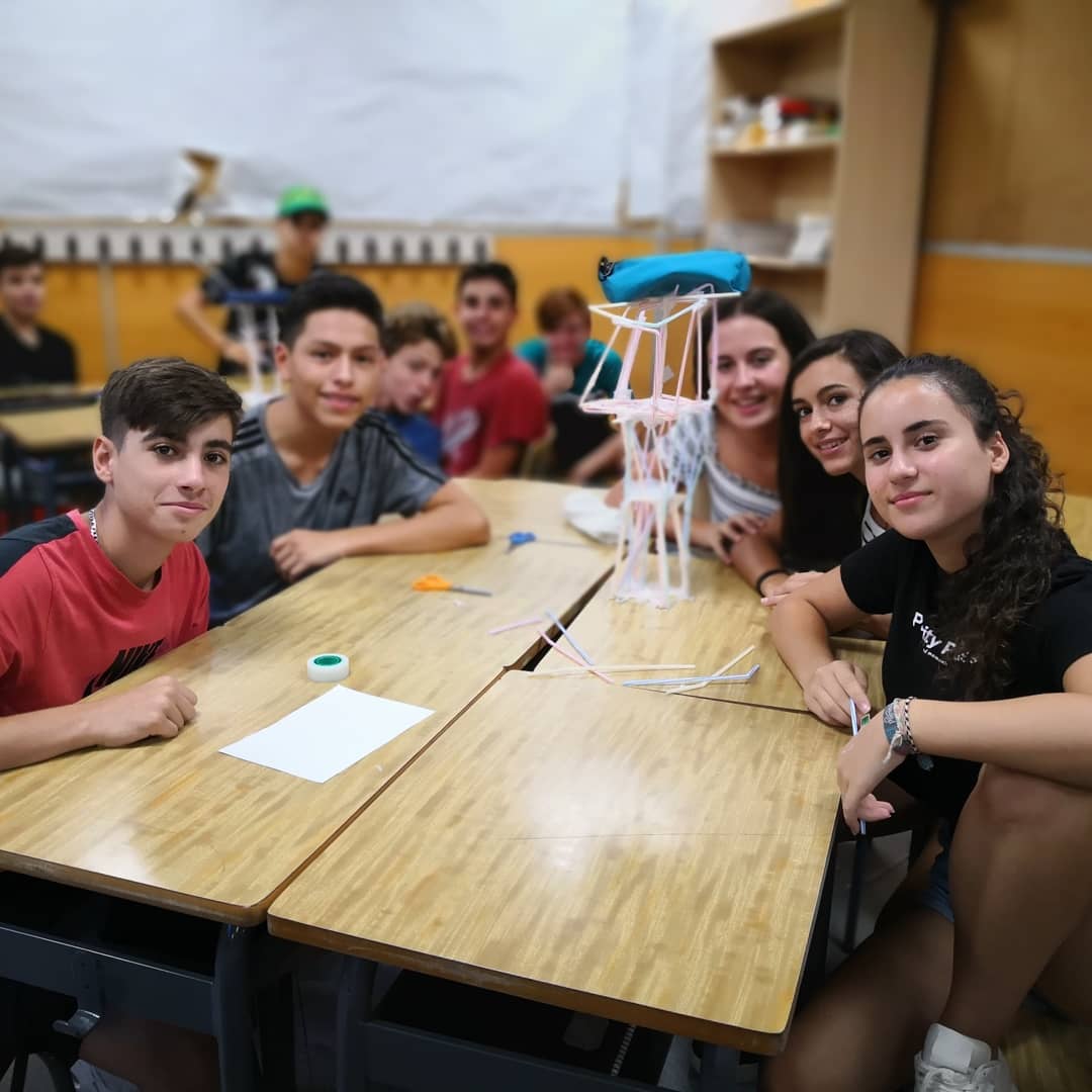 FEPSantRamon's tweet image. De 1r a 4t d&apos;ESO tots els nois i noies comencen el trimestre de tecnologia amb un #tecnochallenge #repte #SRNstem #ciencia #creativitat #treballenequip #lescolaquevolem #SRNciencia