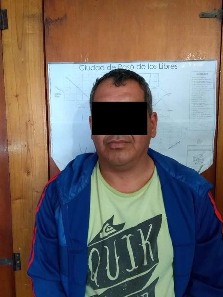 PFAOficial's tweet photo. Detuvimos a un hombre argentino en #Corrientes con pedido de captura internacional por el delito de tráfico de drogas. Trabajamos en conjunto con #Interpol en la búsqueda de #Prófugos. #PFA🇦🇷 #DelitosFederales #ArgentinaSinNarcotráfico #Police #LawEnforcement #PoliceCoperation https://t.co/7FmG4zvmgi