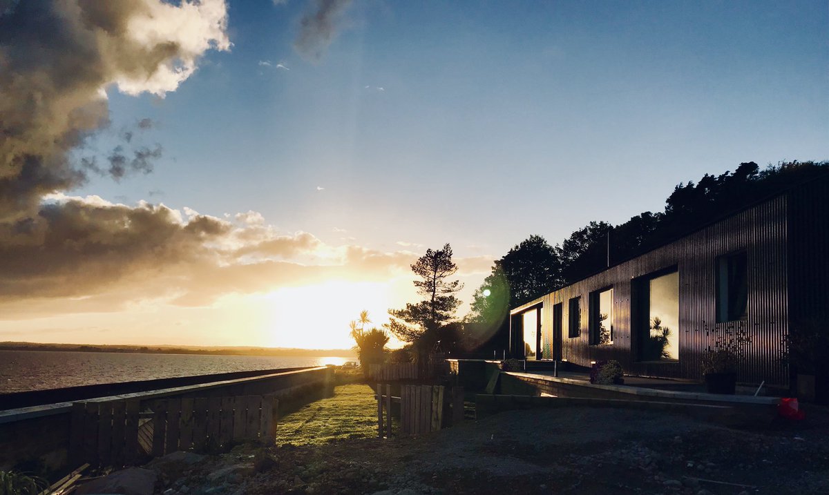 Dishyouwerehere's tweet image. How cool is the house in tonight’s late evening sunshine? That reflection @2020Architects #moderndesign #contemporarydesign #blackcladding