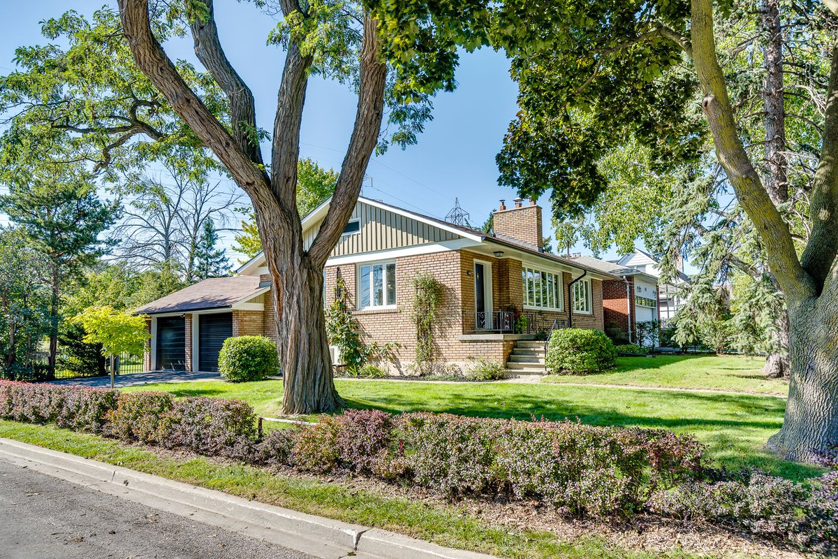 CoreAssetsRE's tweet image. #NewListing📍44 Jopling Avenue North (Detached, Etobicoke) | $1,150,000 | 2+2 Bed • 2 Bath • 4 Parking - Bright, contemporary home located in Burnhamthorpe Gardens on a quiet dead end street. More info here: bit.ly/2xr5muW