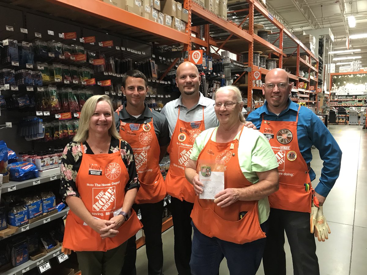 4926 D27 associate Sharon being recognized by RDO Kevin Massey for her efforts in mitigating shrink through execution of the accuracy plan and in aisle customer engagement.  Fantastic job Sharon!!  @KevinMasseyTHD