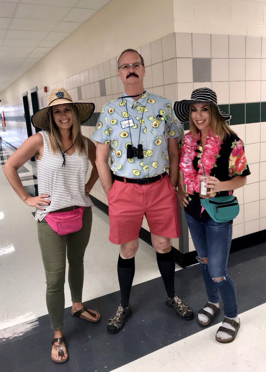 Tacky tourist Tuesday.  Love seeing these kids (and “big kids”) have spirit! @MrsBrown_RMS @rldelacroix  #WeAreReynolds