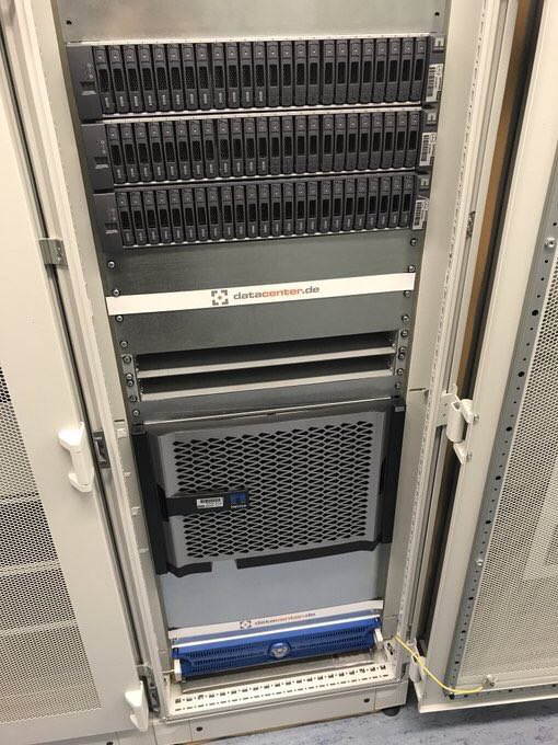 While some people are happy having foam plastic filers in their racks, @aleex42 and me are serving real hardware to our customers @norisnetwork #NetAppUnited