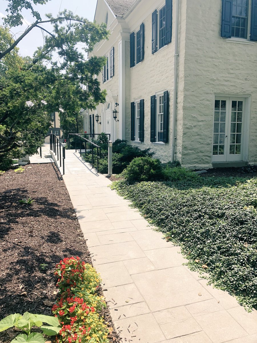 SjuKate's tweet photo. #hawk23, interested in majoring in Communications? Then come #visitSJU and find this #hiddengem of @saintjosephs. Bronstein Hall will end up being your home away from home! https://t.co/p261KhcOE8