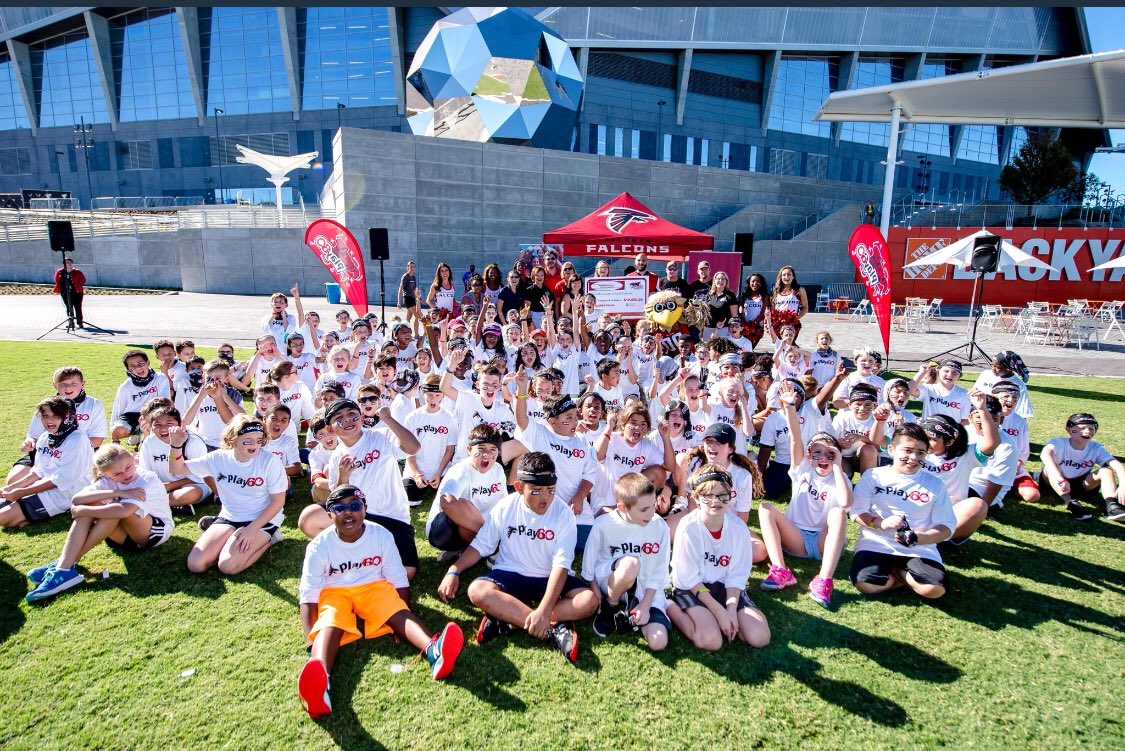 MattBosher5's tweet photo. Had a blast celebrating @AtlantaFalcons #hometowngrant @thdbackyard with @dairy_alliance and @FUTP60 . Congratulations @CobbSchools and @CobbCountyFNS ! These Blackwell Elementary students sure know how to #riseup and #fuelgreatness ! https://t.co/RhsMmFyUKl