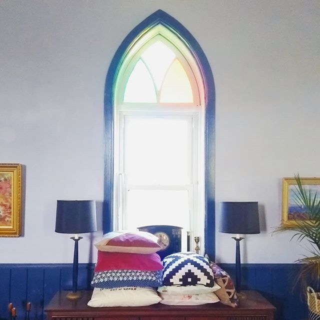 I'm a pillow person 🤷
.
.
.
.
.
.
.
.
.
#thechurchhouse #diydecor #livecolorfully #myboldhues #stellarspaces #interiors #heyhomehey #howwedwell #fearlesshome #secondhandsanctuary #sodomino #myvintagehome #myhome #decorcrushing #myeclecticmix #thisish… ift.tt/2MJvdDP