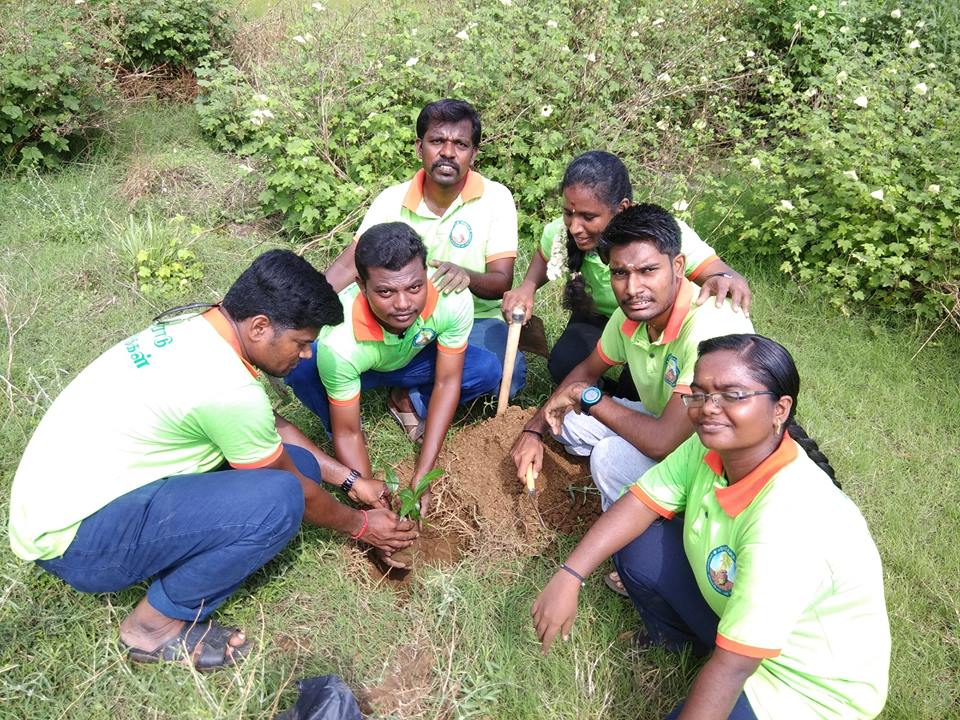 EVithaigal's tweet photo. இனிய வணக்கங்கள், 16-9-2018 அன்று நம் விதை பெரிய அக்ராஹாரம், பவானி கட்டளை - மின் நிலையத்தில் அமைந்துள்ள கோவிலை சுற்றி #ஈரோடுவிதைகள் குழு சார்பாக மரக்கன்றுகள் விதைக்கும் விழா சிறப்பாக நடைபெற்றது..💐🌳#erode #MakingGreen #SaveTree https://t.co/VnBkALH9Pv